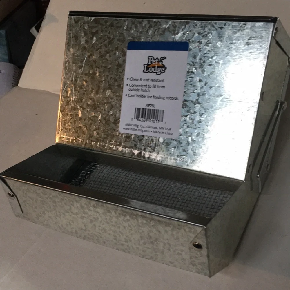 NWT Pet Lodge Small Animal Feeder